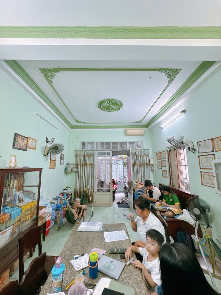 Sát mặt tiền Ngang 3.8 dài 13 nở 4.1 đúc bê tông Q4
 có 100 triệu