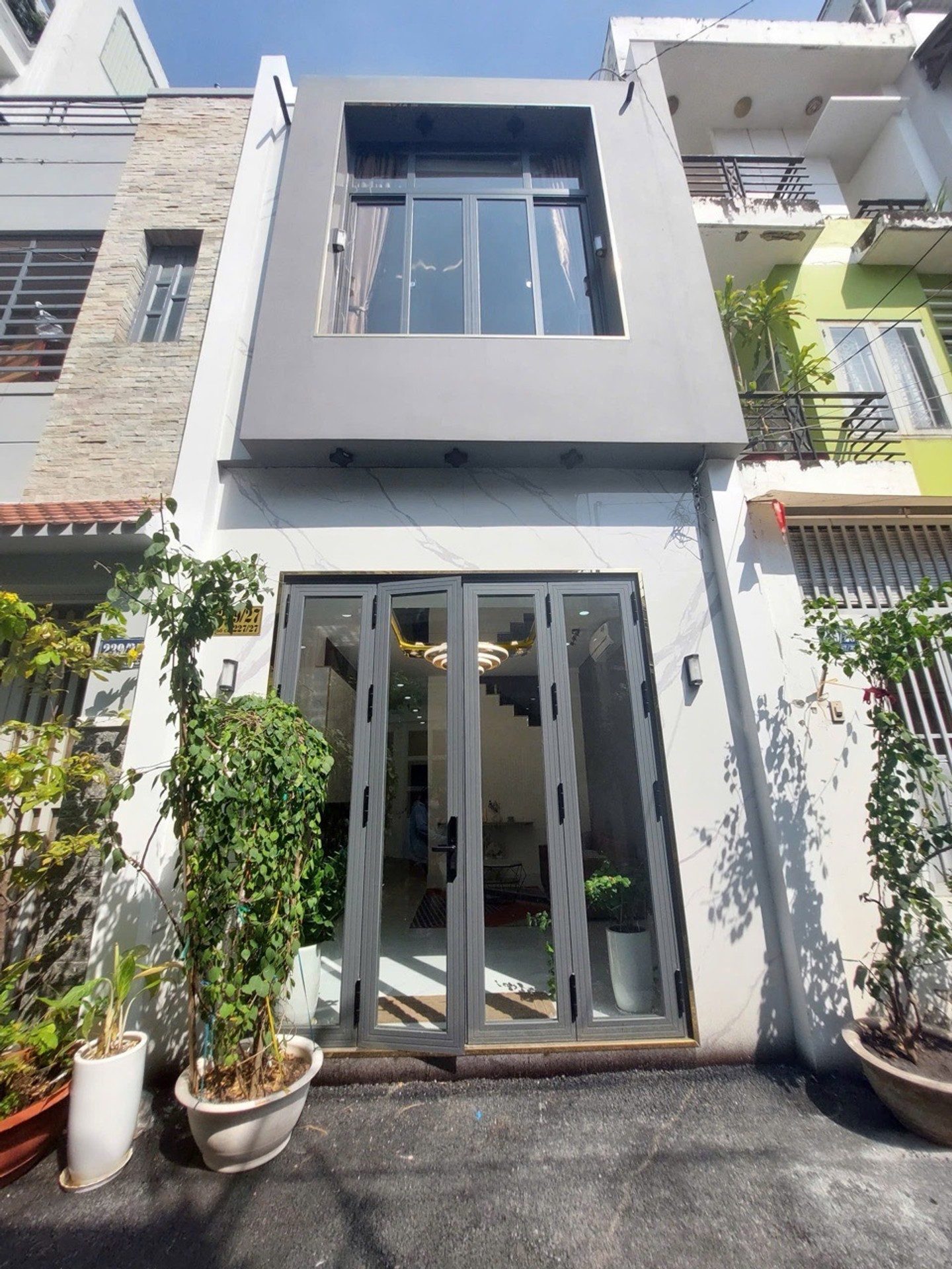 Nhà bán nguyễn văn công 3 tầng, hẽm xe hơi thông, gần sân bay bv 175