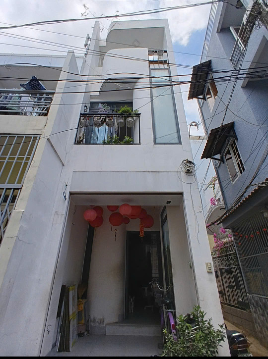 Bán gấp nhà quận Phú nhuận: 4.3 tỷ - Nguyễn Lâm-Phú Nhuận - TpHồ Chí Minh - DT: 35m - 3 tầng- BTCT, nhà còn mới khách mua vào ở ngay với 3 phòng ngủ- 3 WC- sân thượng, phòng khách, bếp, - LH: 077 888 5818 - 077 478 5818 : chuyên BDS Sài Gòn