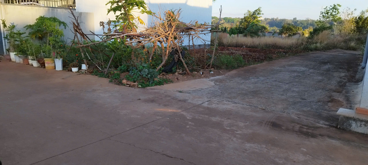 Đất thổ cư 2 mặt tiền cách hồ Ea Tam đang xây dựng 300m