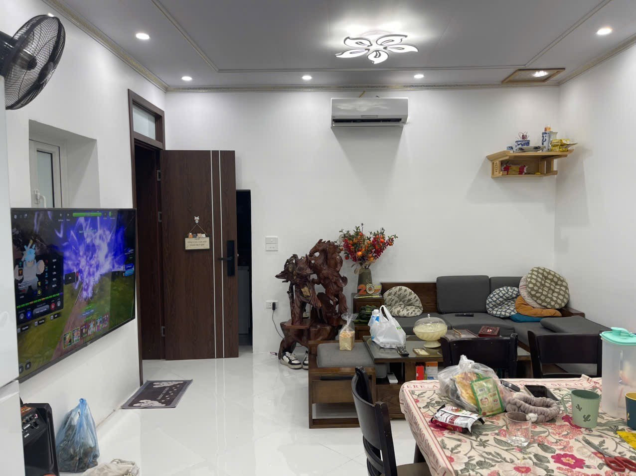Bán căn hộ tập thể gần Hồ Đắc Di, Đống Đa, 100m2 nhà đẹp, ô tô đỗ, sổ đỏ khủng, gần Vincom