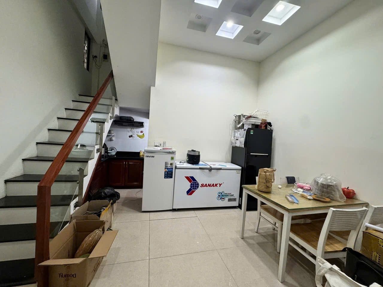 Cho thuê Nhà riêng 4 tầng phố Nguyễn Ngọc Nại, ô tô đỗ cửa, giá thuê 13tr