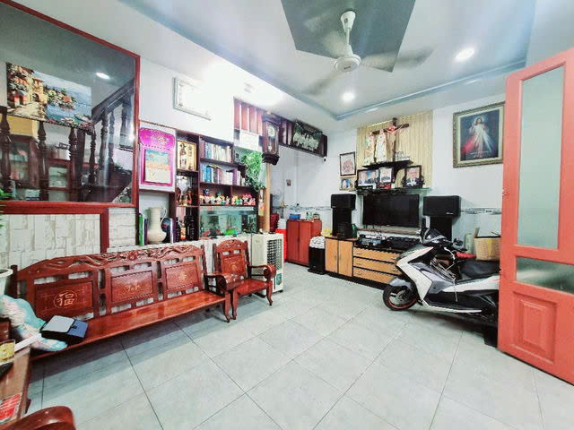 Bán gấp giá mềm nhất quận Tân Phú: 4.65 tỷ : Đường Nguyễn Ngọc Nhật- DT: Ngang khủng 5.2m- BTCT-1 trệt 1 lầu, 2pn, 2wc, ban công - LH: 077 888 5818 chuyên BDS Sài gòn