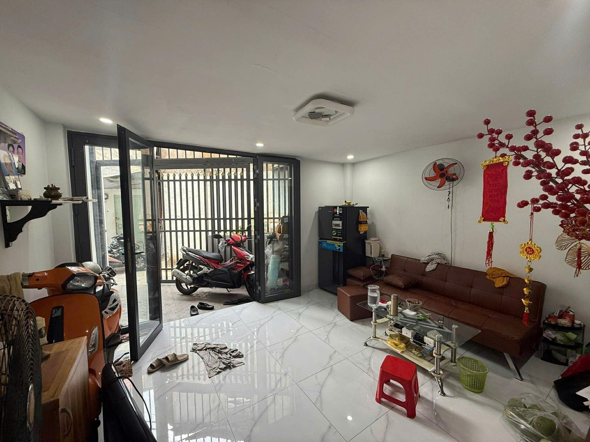 Nhà 3 tầng, xe hơi đậu cạnh nhà, gần chợ Tân Hương, 4.2 tỷ