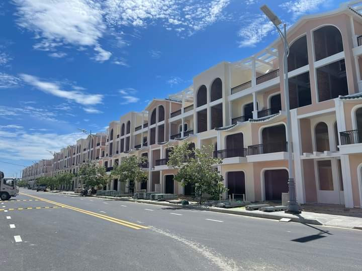 CHO THUÊ Shophouse Parasol Cam Ranh Mặt tiền 24m, Vị trí Trung tâm Giao thương, Giá 15 Triệu/Tháng