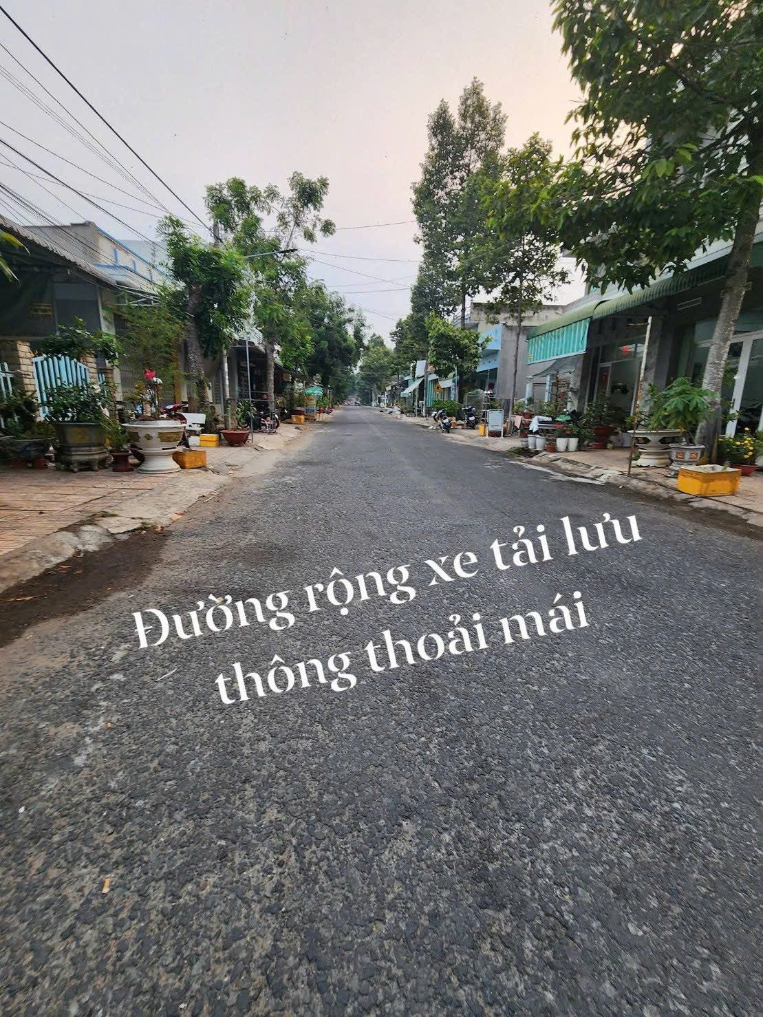 Bán nhà có gác lửng đổ bê tông 
Diện tích : 72m2 (4.5m *16m)
Vị trí: Khu dân cư Cậu Dũng, Thị Xã Tân Châu, An Giang 
Giá: 1.550.000.000 ( giá này còn thương lượng)