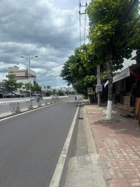 Bán đất tặng Nhà góc 2 mặt tiền đường Nguyễn Tất Thành 83m² ngang 5m giá 6.2 tỷ Phường Nam Nha Trang
