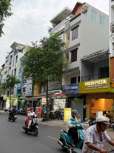 Bán nhà Phố MTK Nguyễn Thái Bình, p4 Tân bình.
DT: 3,4x 9 , Trệt 4 lầu , nhà còn đẹp. 
Giá: 10tỷ8 TL