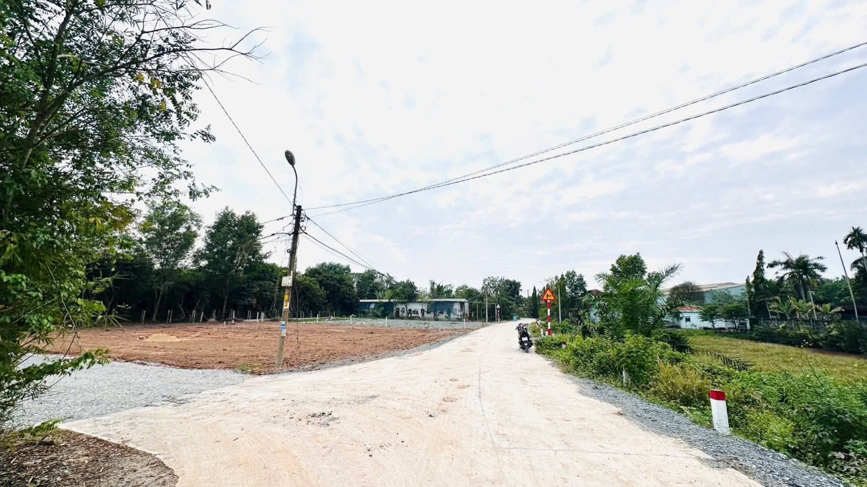 Bán đất góc 2MT sát đường Nguyễn Văn Khạ xã Tân An Hội Củ Chi TPHCM, DT: 5,5x20m.