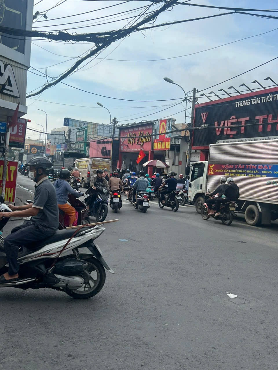🔥 13 PHÒNG CHO THUÊ  - 5 TẦNG ĐẸP – DÒNG TIỀN SẴN – CHỈ 11.5 TỶ GẦN BẾN XE AN SƯƠNG - MT NGUYỄN THỊ HUÊ 10M

✨ Vị trí cực kỳ đắc địa:
• Gần Chợ Cây Me
• Chỉ vài phút tới Bến Xe An Sương
• Khu dân cư đông, tiện ích xung quanh đầy đủ
• Khu vực nhu cầu