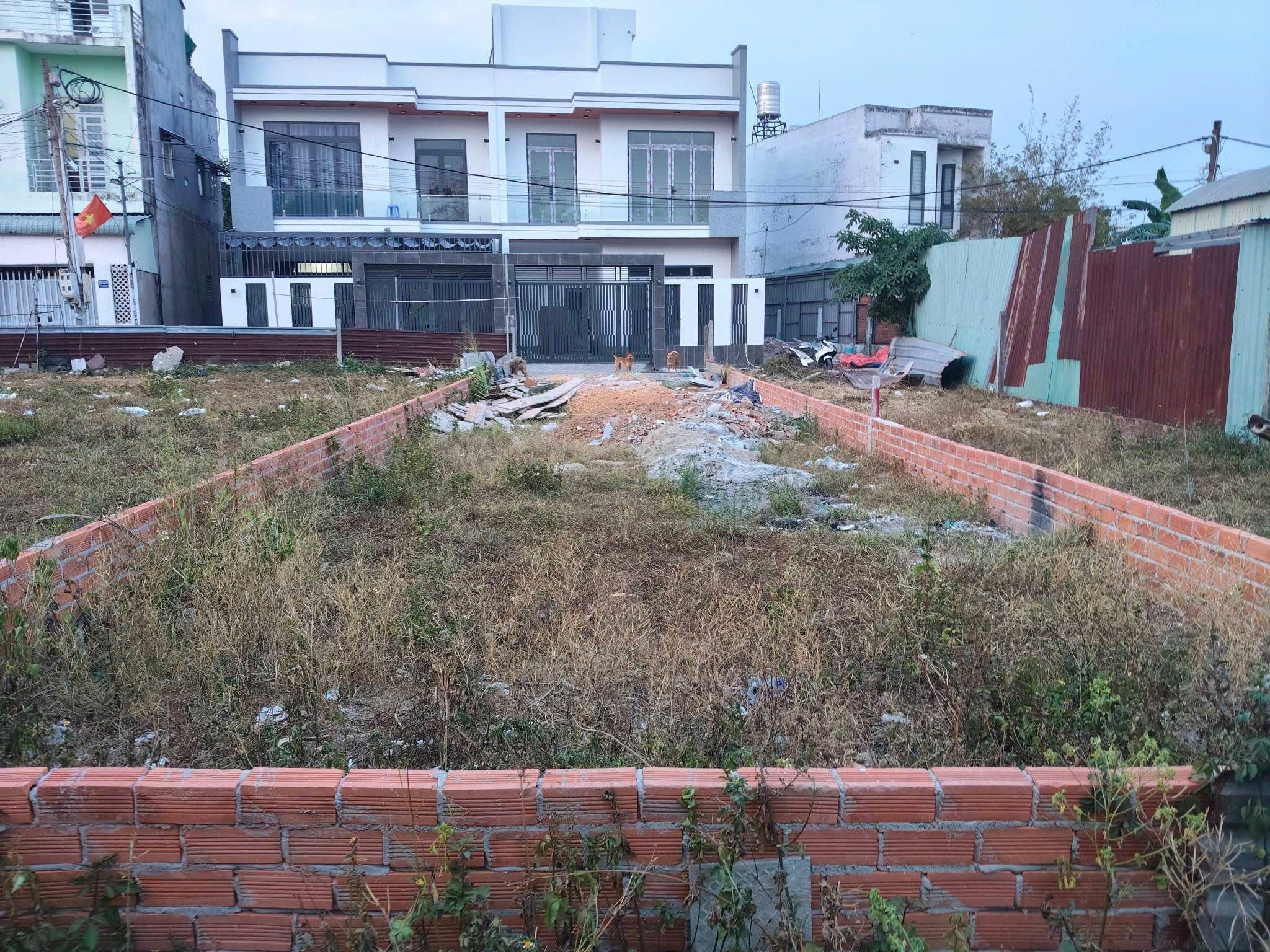 Đất Phú Hoà cũ (phường Phú Lợi-TP.HCM) sát bên trường cấp 2 phú hòa và đường vành đai 3, 1/hẻm 269 đường Nguyễn Thị Minh Khai.Đường bê tông 4.5m thông tứ hướng
