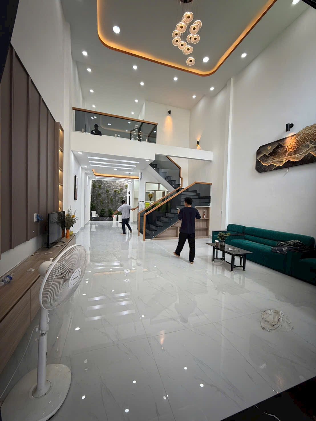 🔥 Vị trí đẹp – kinh doanh sầm uất: sát quận 12, hóc môn ạ
 • Sát chợ, UBND, trường học cấp 1-2-3
 • Khu dân cư đông đúc, lưu lượng người qua lại cực cao
 • Mặt tiền đường nhựa 10m, buôn bán đa ngành nghề

🏡 Thông tin chi tiết:
 • Diện tích: 6 x 21m 
