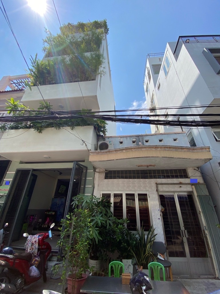Nhà cấp 4 đường rộng 10m, Xây dựng tự do 5 Tầng, 65m2 thổ cư Quận 8 giáp Q1