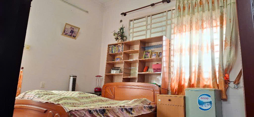 4 tỷ bé Gấp bán nhà 3 tầng 56m2 gần vòng xoay phú hữu Thủ Đức Dọn vào ở ngay