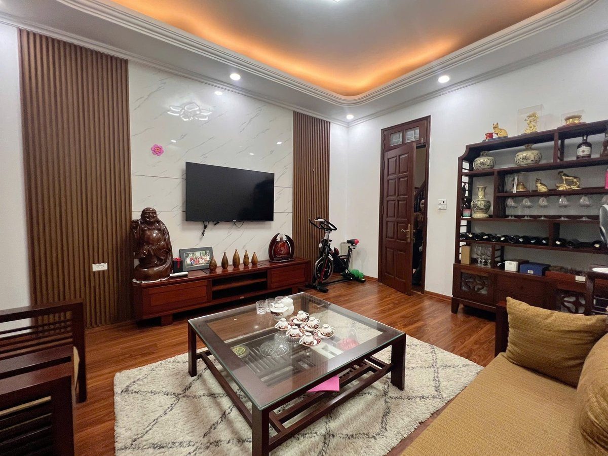 - Nguyễn Trãi - Ngay Ngã Tư Sở. Mặt ngõ thông. Ô tô vào nhà. Cách MP vài bước chân
- DT 50m 6 tầng MT 4,1m.