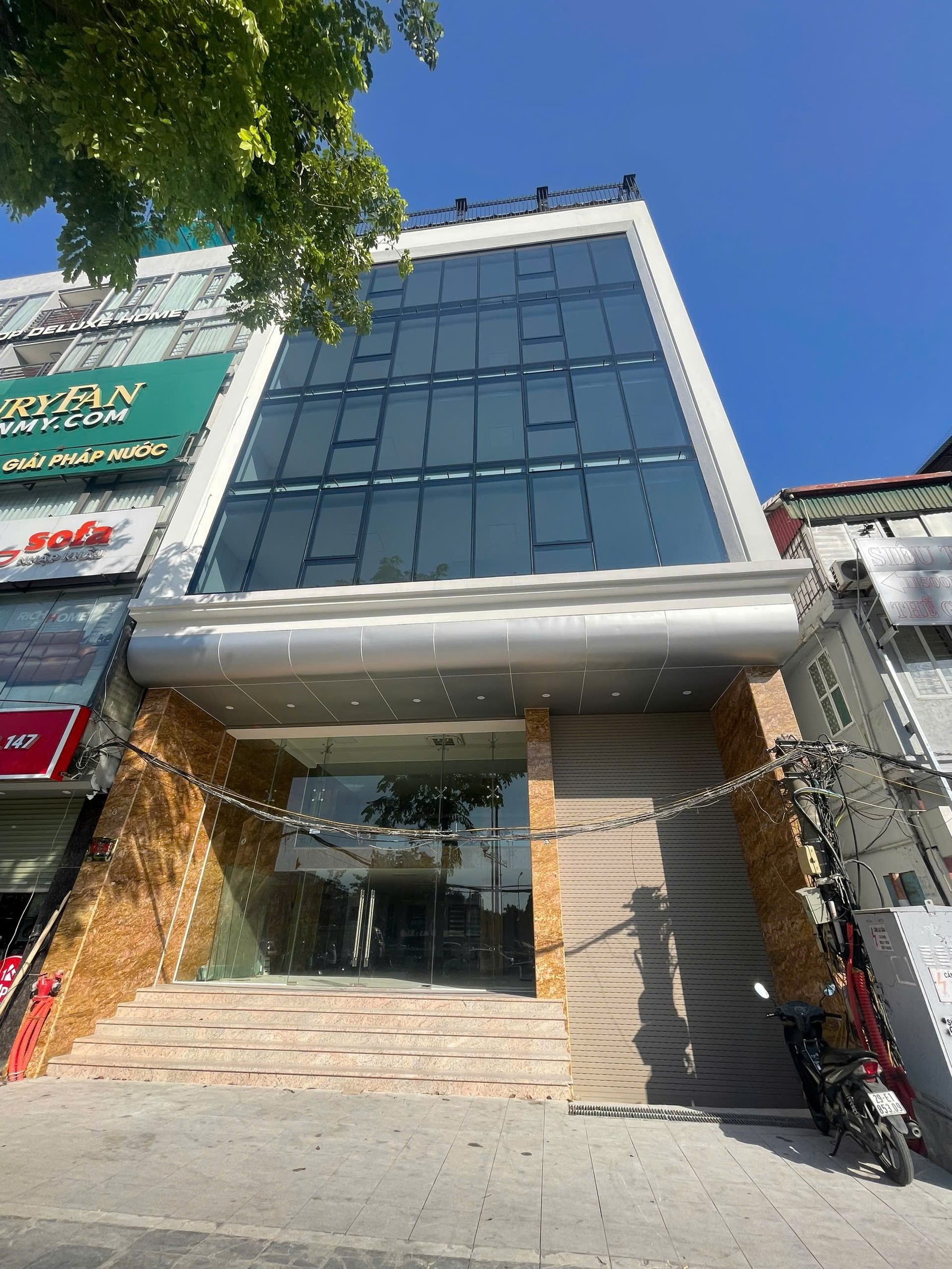 CHO THUÊ TÒA NHÀ MẶT ĐƯỜNG NGUYỄN TRÃI. NGÃ TƯ SỞ. 180M2 - 6 TẦNG. 2 THANG MÁY.