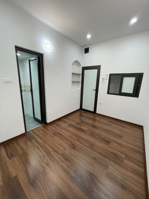 Bán căn hộ Tập thể Cơ khí Hà Nội, đối diện Royal City, 70m2, nhà đẹp ở luôn, gần ngay mặt phố