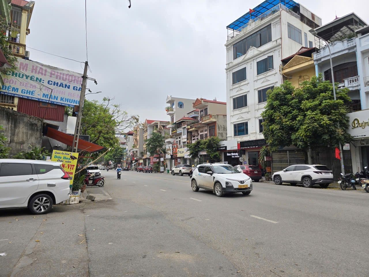 Bán đất lô góc tặng nhà 2 tầng ở tạm. Mặt đường nguyễn trãi kinh doanh tốt. Diện tích 50m mặt tiền 5.18m hướng đông nam & tây nam. Phường võ cường tỉnh bắc ninh