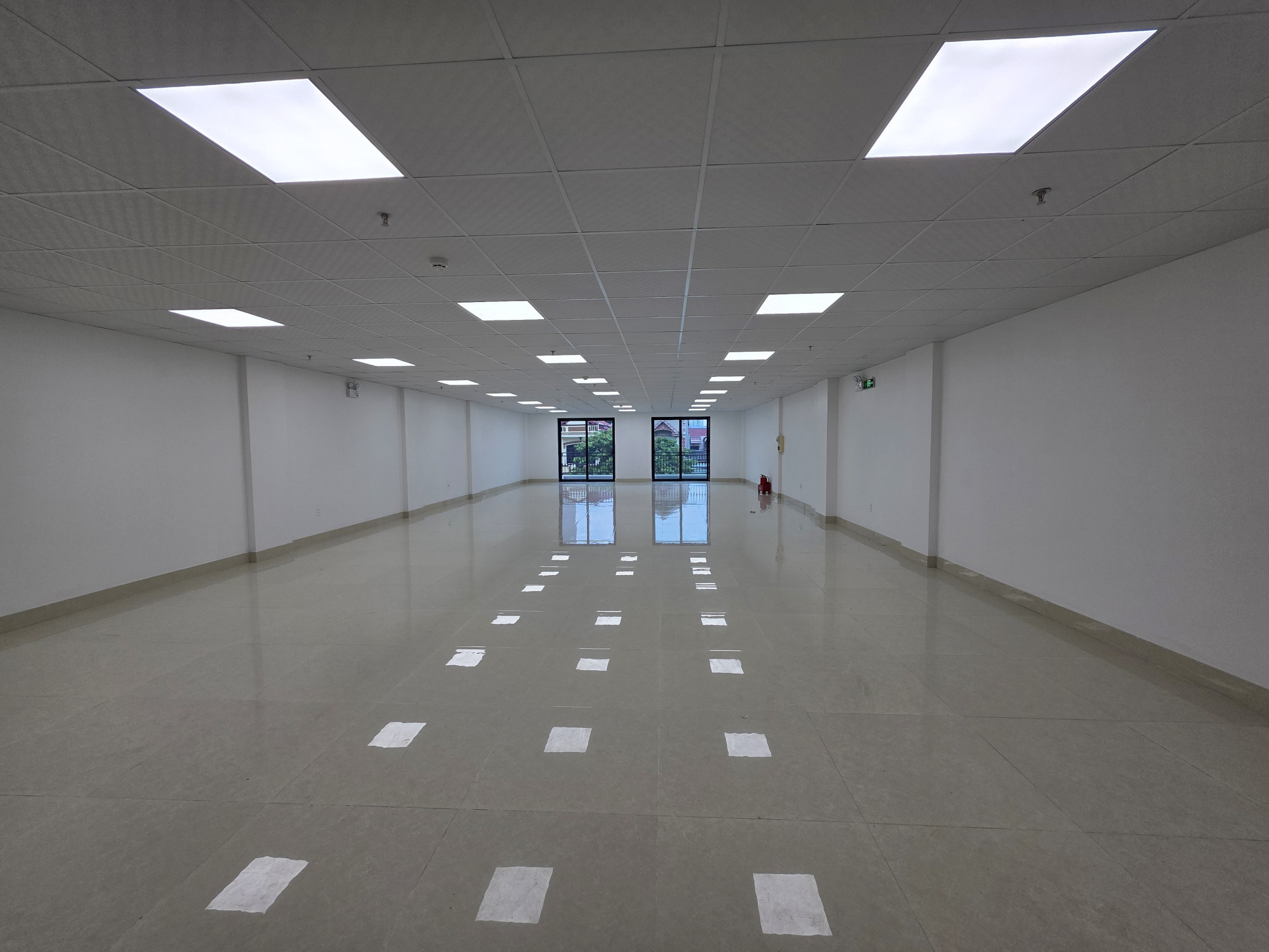 Cho thuê văn phòng Nguyễn Trãi Cho thuê mặt bằng tòa nhà văn phòng mặt đường lớn 240m2/sàn giá 25 triệu