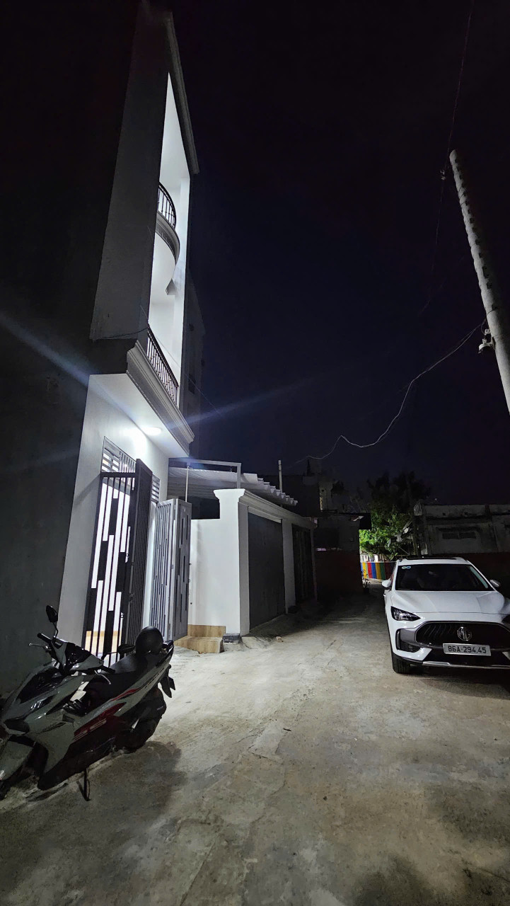 Đi công tác xa để lại căn nhà 1 trệt 2 lầu ngay chợ Đồn Bửu Hoà có hoàn công