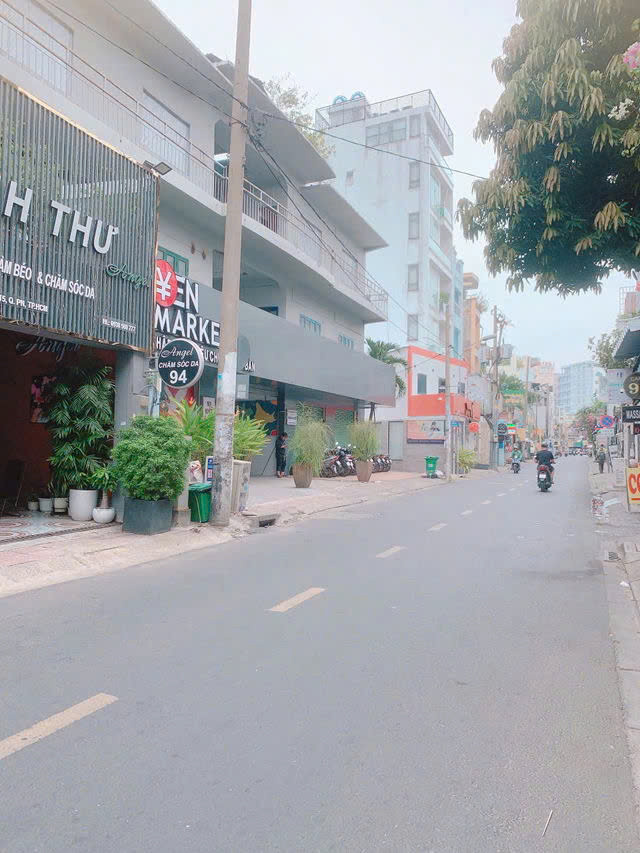 GIÁ TỐT NHẤT QUẬN PHÚ NHUẬN: 23.5 TỶ - Diện tích đất: 5 x 20m – Công nhận xây dựng: 71m² - Kết cấu: Trệt + 3 lầu + ban công thoáng - 6 phòng ngủ, trang bị nội thất đầy đủ – nhà mới đẹp, vào là khai thác ngay - TEL : 077 888 5818 CHUYÊN BDS SÀI GÒN