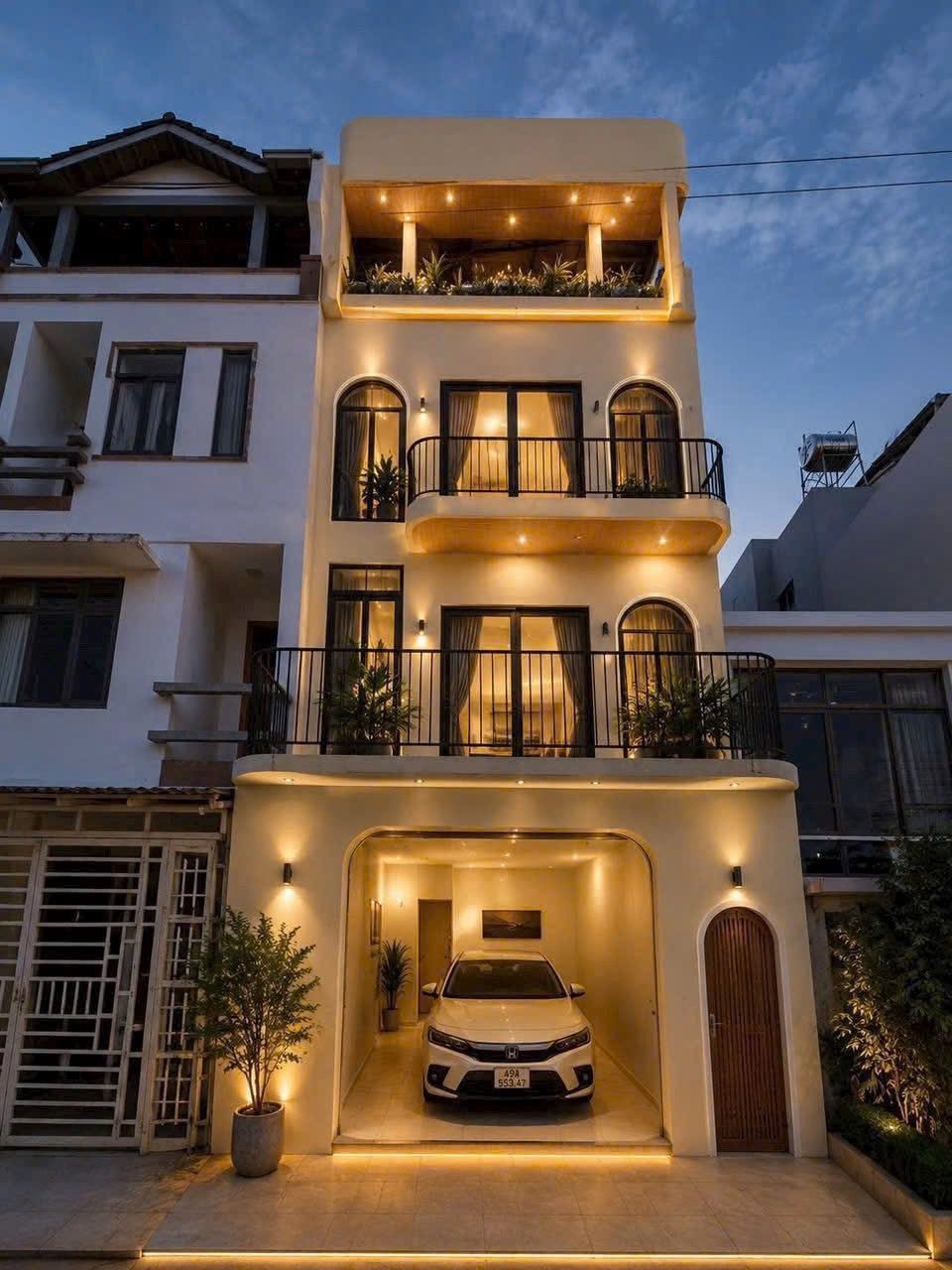 Nhà 4 tầng luxury vừa mới xây xong đẹp và kiên cố ngay trung tâm