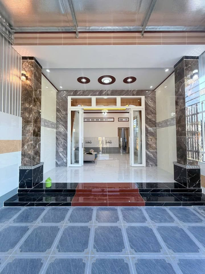 Bán gấp nhà cấp 4, 72m2 mặt tiền đường Nguyễn Văn Bứa. Khu dân cư đông, số hồng chính chủ. Giá 1,65 tỷ.
