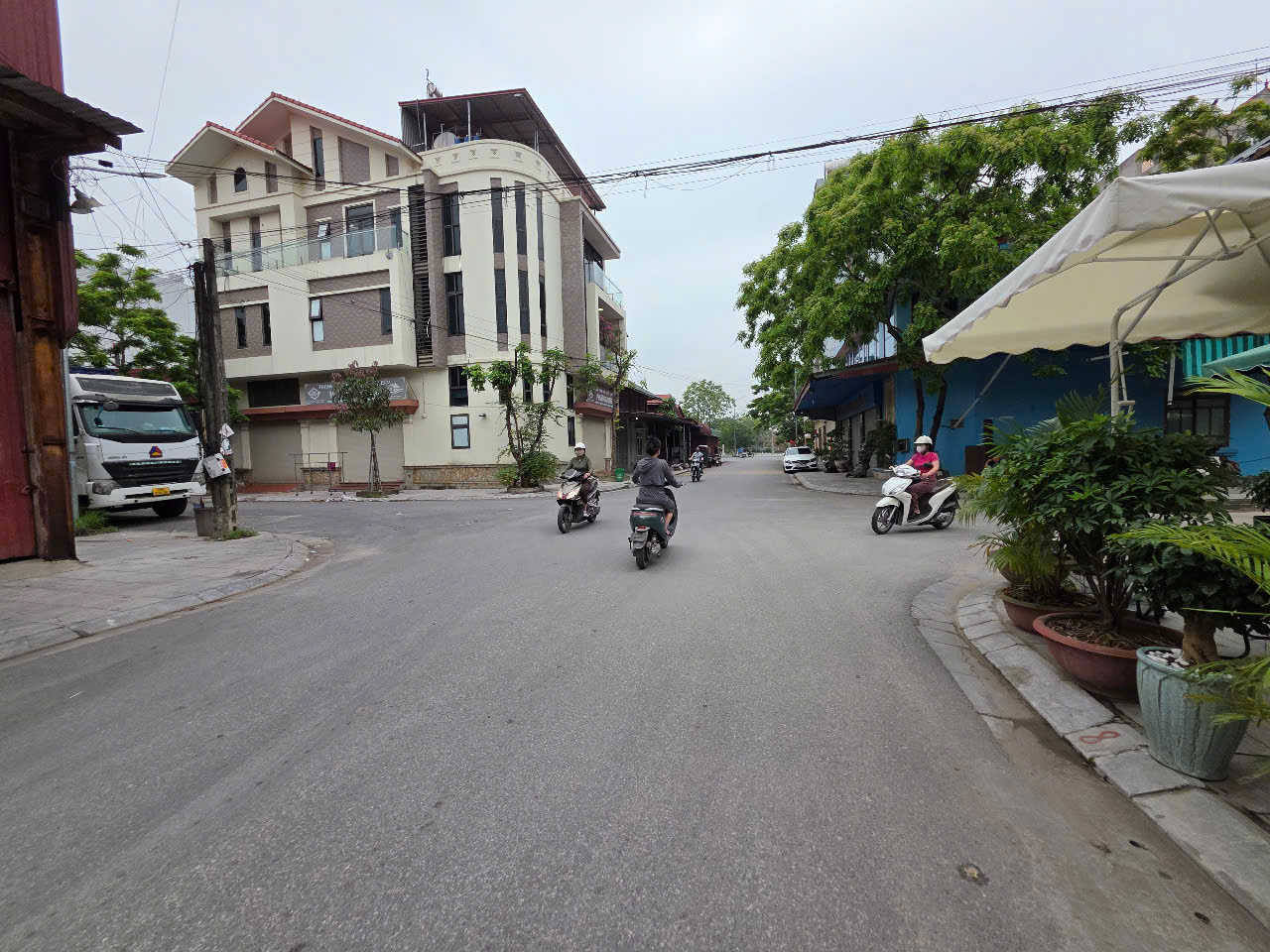 Diện tích: 85 m2 mt  5 mét giá 4 tỷ 
 Pháp lý: Sổ đỏ chính chủ, sang tên nhanh chóng
  Loại đất: Đất ở đô thị, sử dụng lâu dài Phù Khê Từ Sơn