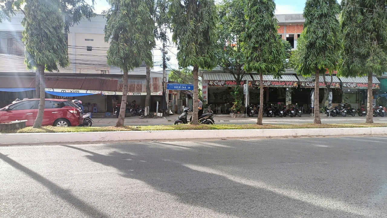 nhà trống có 3 phòng ngủ kết cấu trệt gác đúc mỗi phòng 20m2