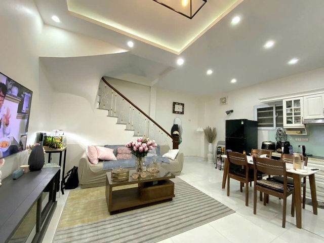 NHÀ ĐẸP NGÕ THÔNG Ô TÔ Nguyễn Văn Cừ-Long Biên  36 m2,X 4 tầng, MT 3.7M, 7.5 tỷ.