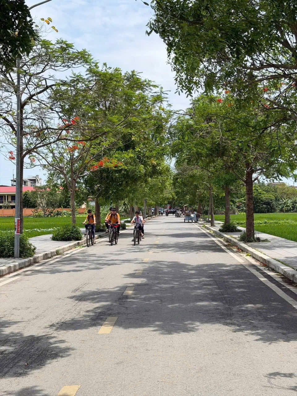 Nhà đẹp phù khê, sát đông anh, gần chợ , trường học các cấp , không gian thoáng , tiện ích ngập tràn