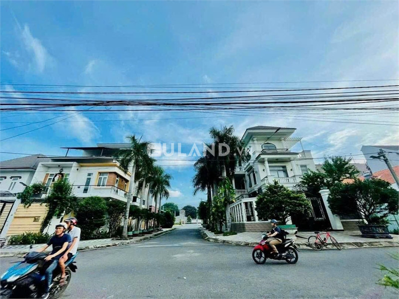 Bán gấp biệt thự trong KDC Tân Phong, Góc 2 MT, khu dân cư cao cấp. vị trí đắc địa