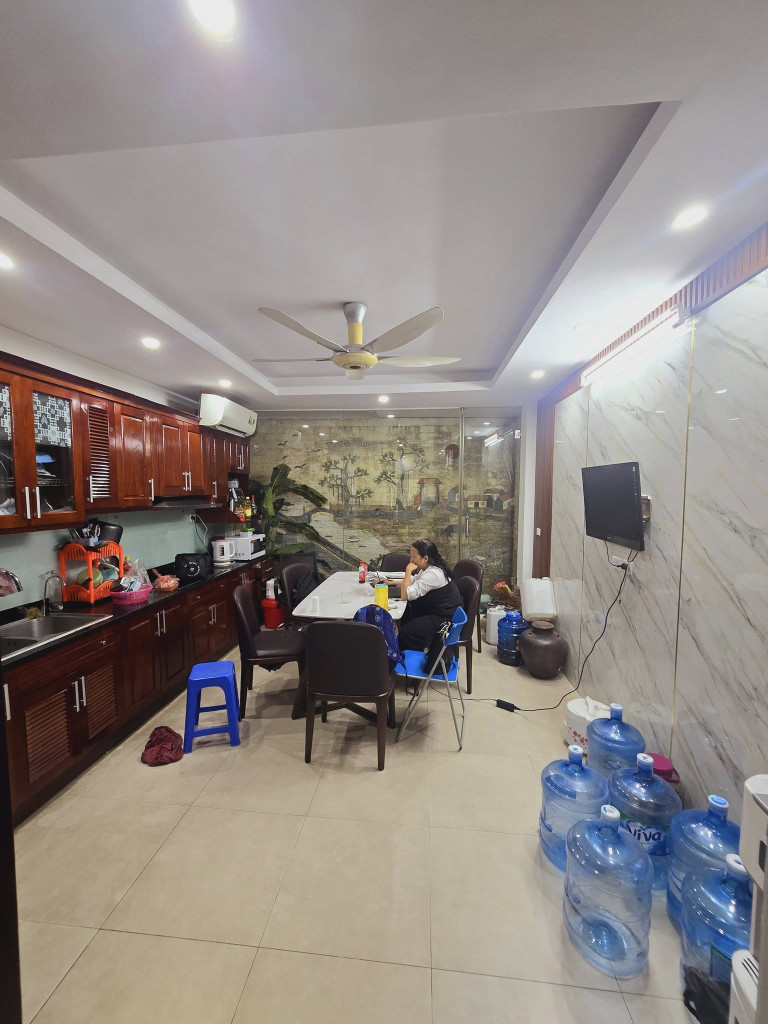 PHÂN LÔ ÔTÔ TRÁNH NGUYỄN VĂN HUYÊN CẦU GIẤY 70M*5T chào 25 TỶ, KINH DOANH, NHÀ RẤT ĐẸP, THOÁNG TRƯỚC SAU, Ô CHỜ THANG MÁY.