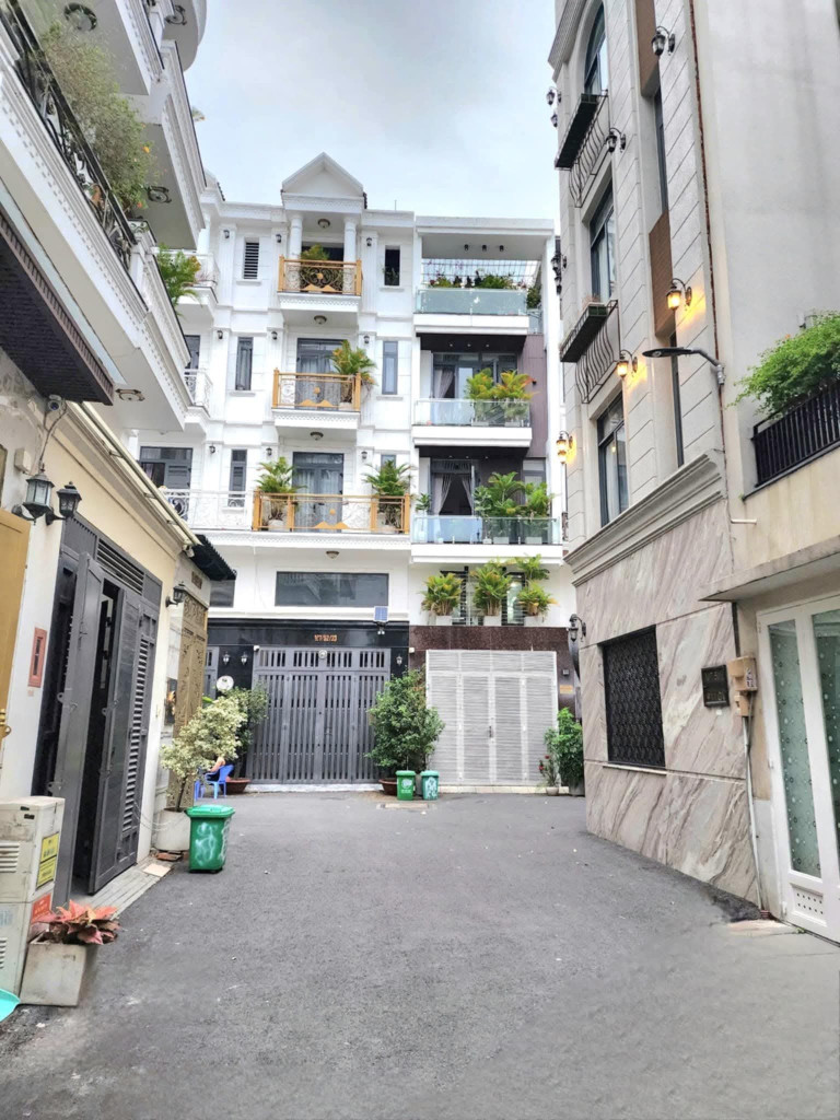 BÁN NHÀ 5 TẦNG  KDC  HỒ BƠI LÀNG HOA - 79M2 (4X17)- 7.65 TỶ -KHU PHÂN LÔ ĐỒNG BỘ TOÀN NHÀ CAO TẦNG VIP - XE HƠI QUAY ĐẦU