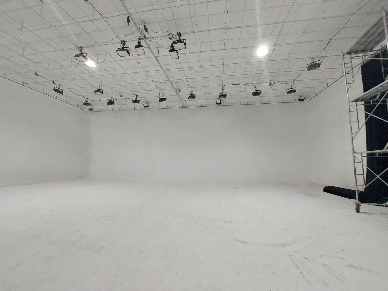 Cho thuê nhà kho Quận 7 DT 500m2 trần la phông làm văn phòng, studio, kho xưởng gắn máy lạnh được.
