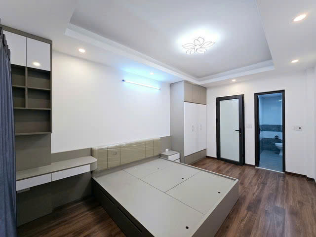 NHÀ MỚI ĐẸP - FULL NỘI THẤT Nguyễn Văn Linh-Long Biên 30m2 X  5 tầng mặt tiền 3.8m, 5.2 tỷ.