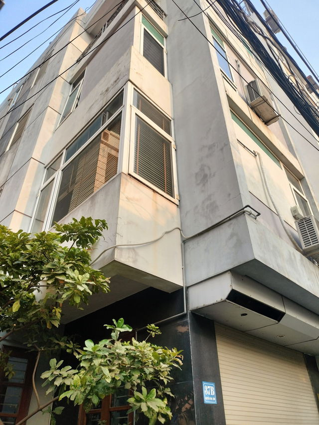 NHÀ MỚI TẶNG NỘI THẤT CÓ GARA Ô TÔ Phố Nguyễn Văn Linh  61M2,4 Tầng mặt tiền 5m, 7.5 tỷ, Long Biên.