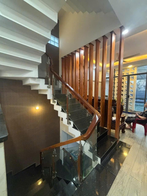 BÁN TOÀ NHÀ 6 TẦNG MẶT TIỀN NGUYỄN VĂN QUÁ 4X 20M NHỈNH 11 TỶ