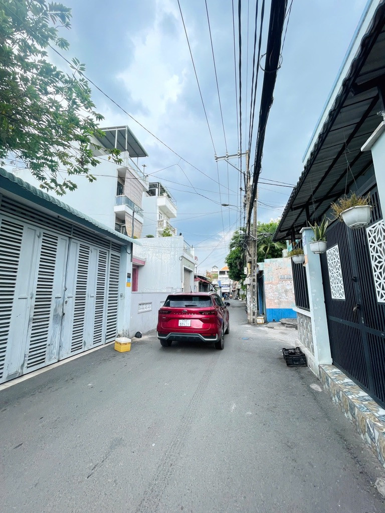 Nhà 84m², 5PN, xe hơi ngủ trong nhà – gần Nguyễn Văn Quá – 5.5 tỷ
