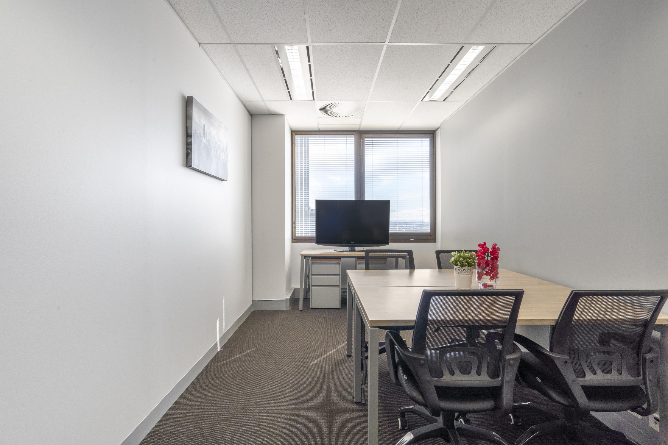 Sẵn sàng làm việc ngay tại không gian văn phòng mở dành cho 15+ người tại Regus Merry Richmond