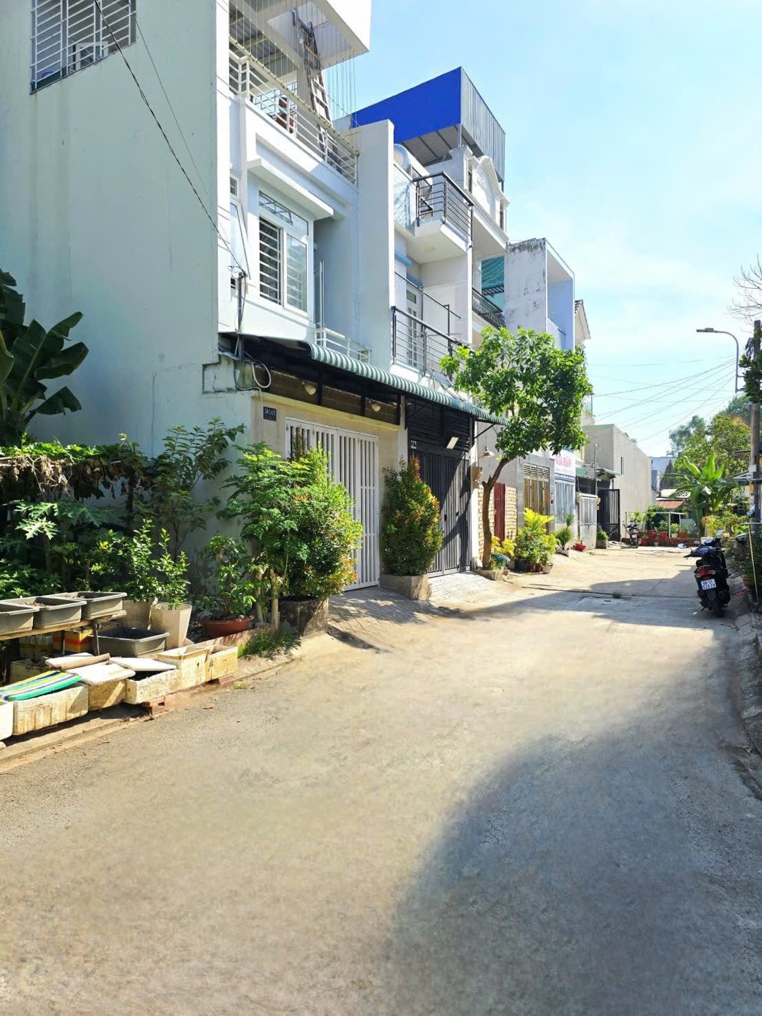 🚗 BÁN NHÀ 3 TẦNG - 62.5M2(4*16.5), HOÀN CÔNG - 4PN, 3WC - KHÔNG QH -  NHÀ HẺM XE HƠI - GẦN VINHOME - P LONG BÌNH, THỦ ĐỨC.( N )