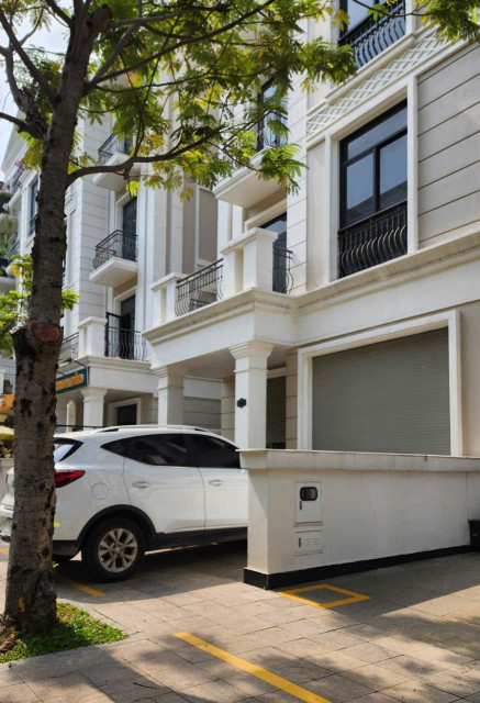 Bán gấp nhà và phố 1 trệt 4 lầu áp mái gần cạnh bến du thuyền Vinhomes Grand Park
