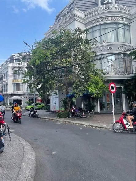 Bán nhà 1 trệt, 1 lầu 113.1m² ngang 5.8m giá 5.5 tỷ 2 mặt tiền khu nhà ở Vincom Shophouse phường 4 nay là phường Phước Hậu, tỉnh Vĩnh Long
