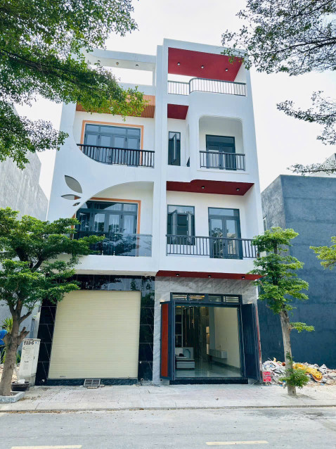 CẦN BÁN NHANH  Nhà 1 trệt 2 lầu + 1 tum sân thượng Vị Trí Tại Thị Xã Thuận An, Tỉnh Bình Dương
