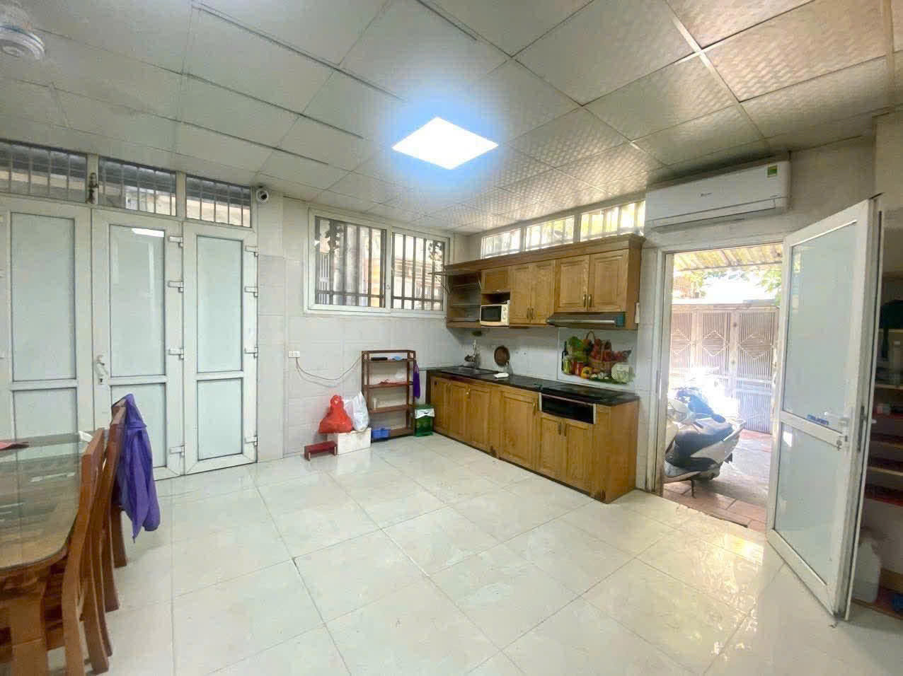 Cho thuê nhà nguyên căn ngõ 230 Tân Mai, 55m2, 4 tầng, 4 ngủ, 3 vệ sinh, 12 Triệu
