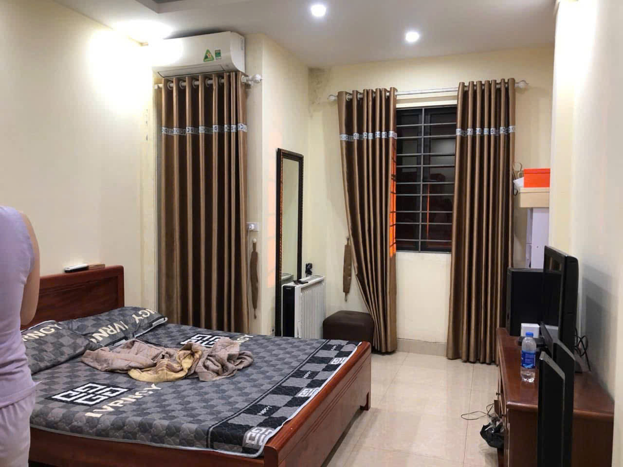 MẶT PHỐ Ô CÁCH - LONG BIÊN - THÔNG TỨ TUNG - CÁCH PHỐ Ô CÁCH 15m , Ở SƯỚNG, VIEW HỒ , VÀI BƯỚC RA PHỐ NGÔ GIA TỰ  , LONG BIÊN .
