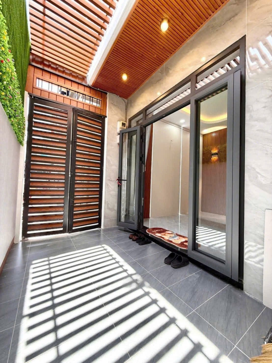 Chủ nhà kẹt tiền bán gấp căn nhà. Nằm ở Phạm Hùng, P5, Q8, DT 65m2, Giá 3tỷ280tr, Cho thuê 25tr/tháng, Sổ hồng riêng