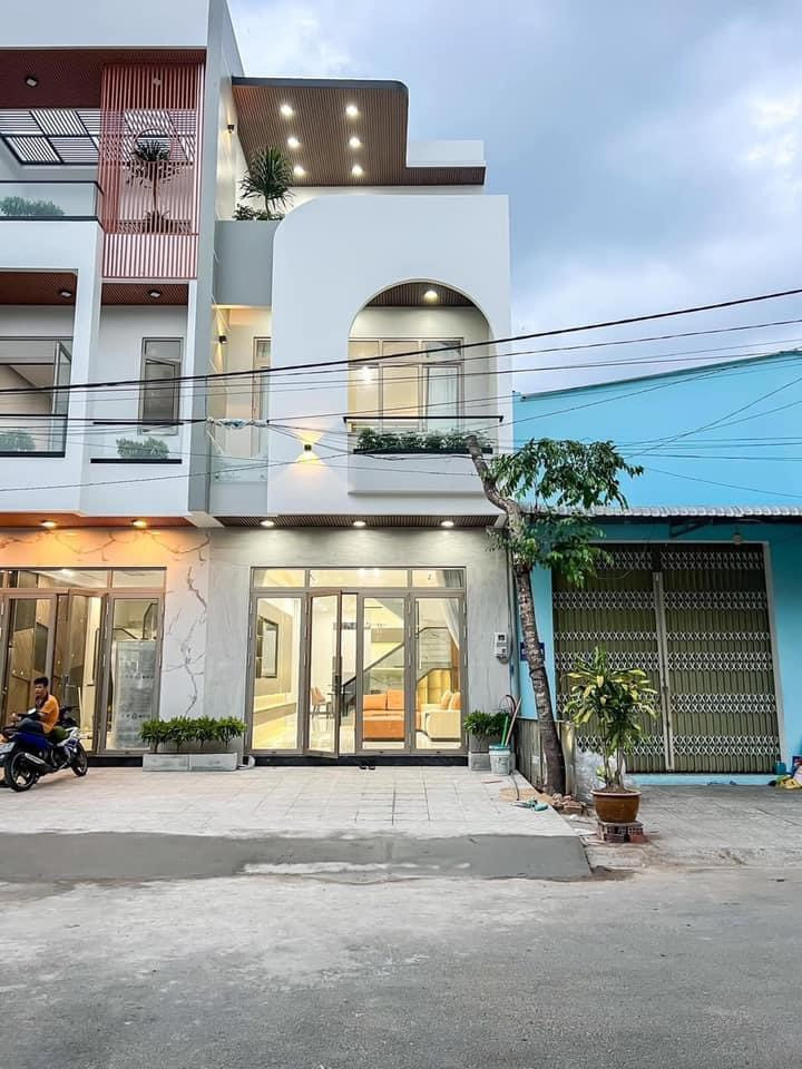 Chuyển công tác chính chủ bán nhanh nhà Phạm Hùng Q. Bình Chánh giá 3tỷ230 60m2. Gần TTTM, Siêu thị,Chợ, Trường học, KDC...Liên hệ 0879669324 Quốc Nhân