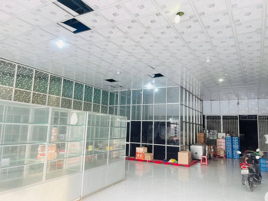 CHO THUÊ KHO/XƯỞNG - PHẠM NGỌC THẠCH: 20 x 120 có 600m2 thổ cư