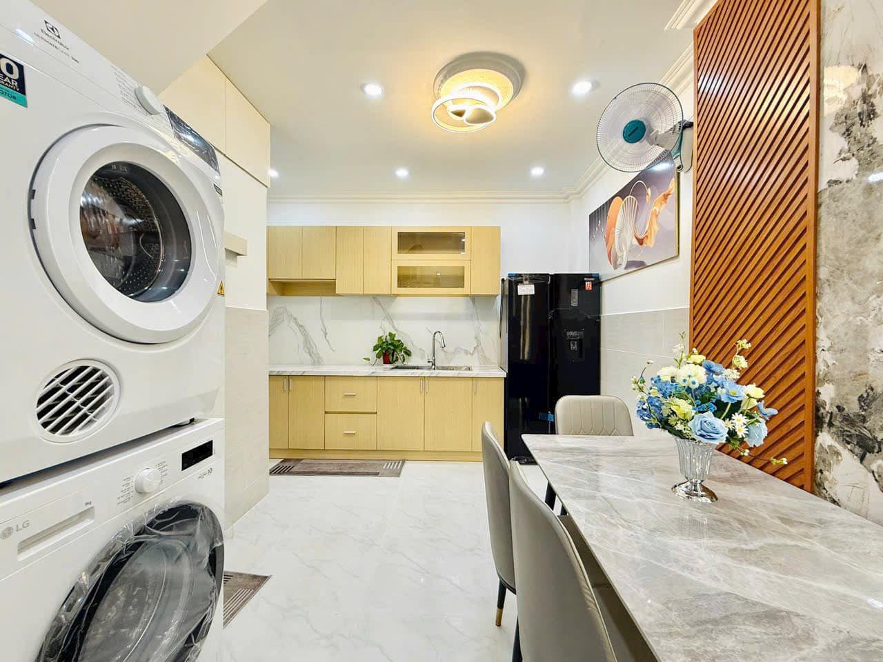 Nhà mới dọn vào ở ngay Phạm Ngọc Thạch, P7, Q 3, DT 88m2, giá 4 tỷ 650tr, hẻm xe hơi, sổ hồng riêng